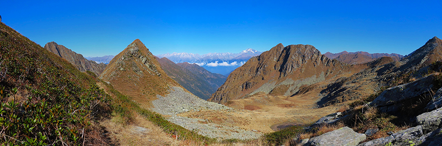 Dalla Bocchetta di Budria (2116 m) splende il sole sulla Val di Budria in Valtellina e sulle Alpi Retiche
